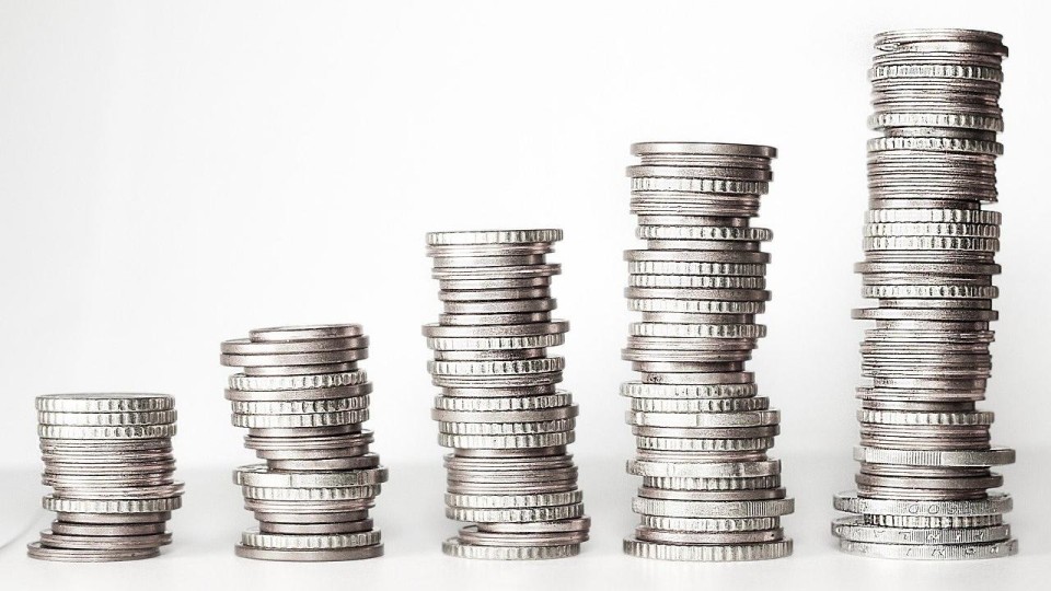 Geld in stapeltjes verdeeld