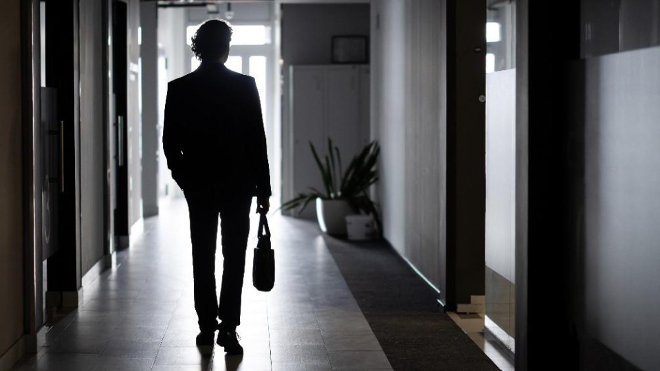 Weglopende man in kantoor