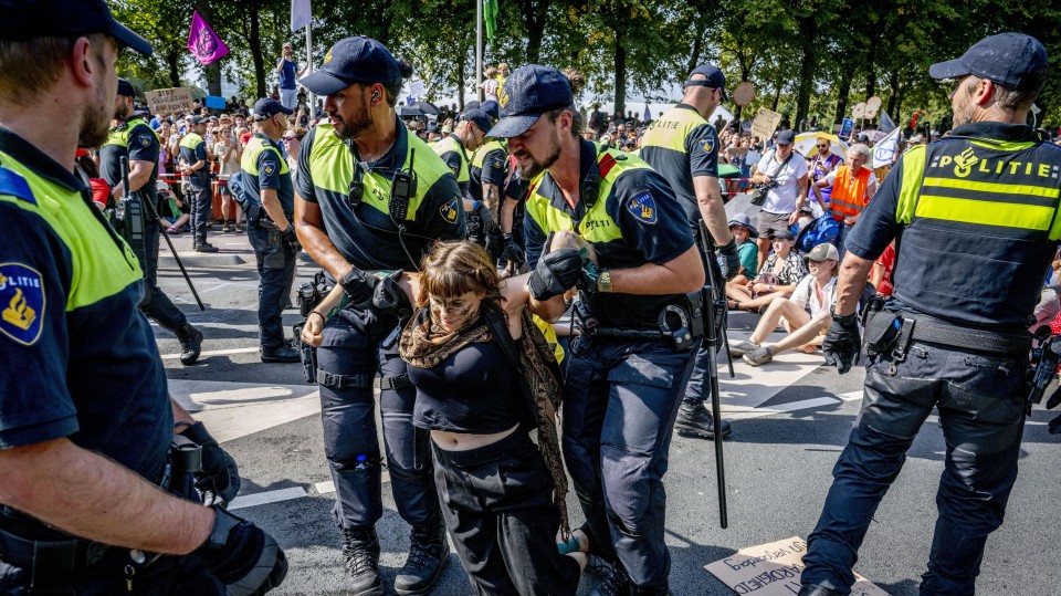 De politie trad zondag op tegen klimaatactivisten die zich voor de tweede dag op rij op het wegdek van de A12 begeven om te demonstreren…