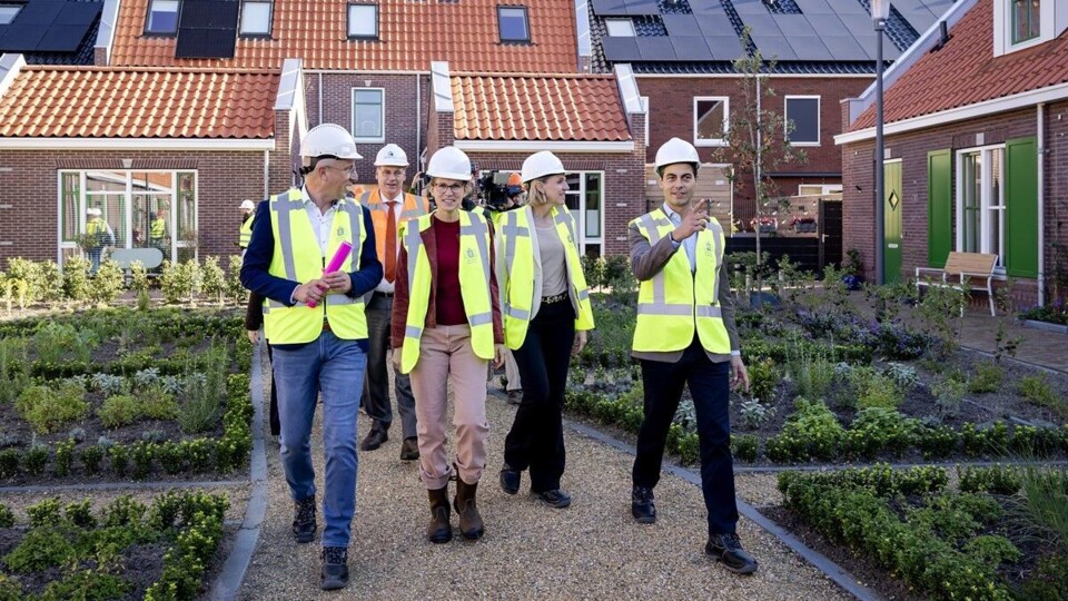 Woningbouwminister Elanor Boekholt-O’Sullivan, zorgminister Mirjam Sterk en premier Rob Jetten afgelopen maandag bij een woningbouwproject