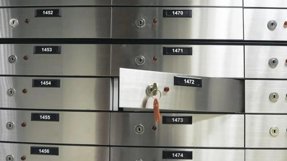 open kluisje met sleutel erin tussen andere kluisjes