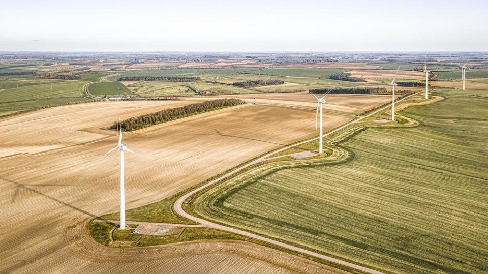 Windmolens in geploegde akkers