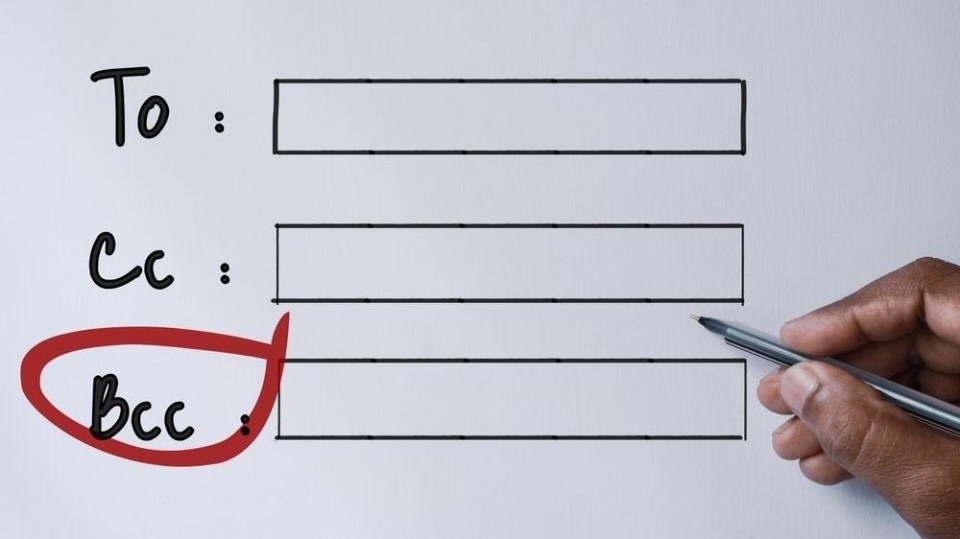 Getekend BCC veld met hand met pen erbij