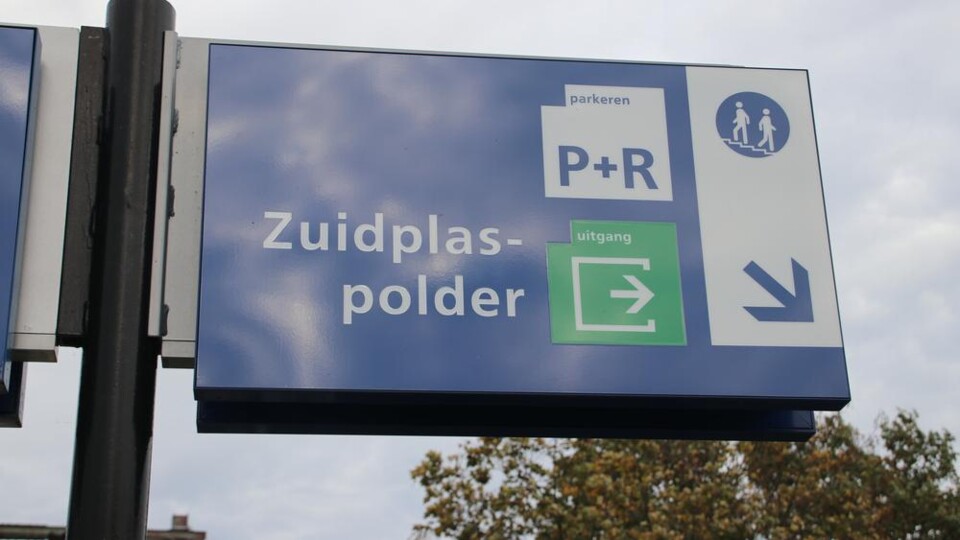 Blauw verkeersbord met tekst Zuidplaspolder, P+R parkeren en uitgang met pijlen en pictogrammen.