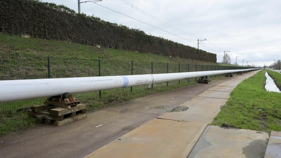 De 1,2 kilometer lange warmteleiding die via een gestuurde boring onder de Merwede door getrokken moest worden.