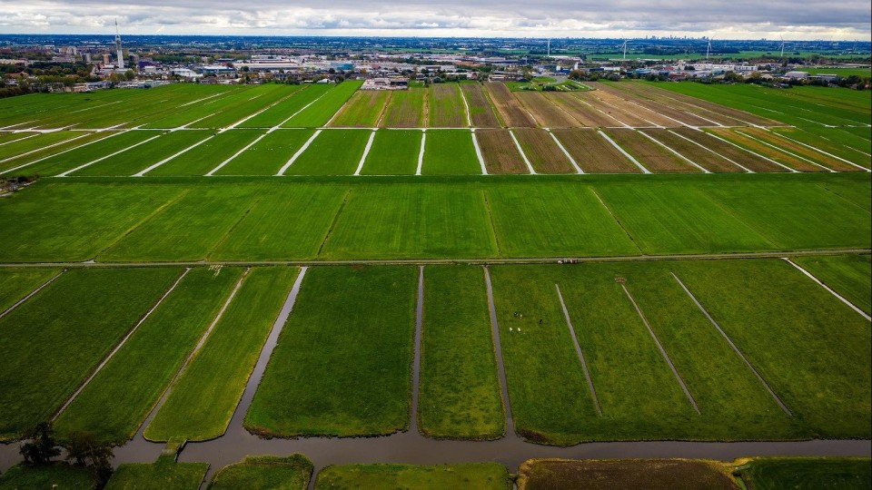 Dronebeeld van de Gnephoekpolder bij Alphen aan den Rijn.