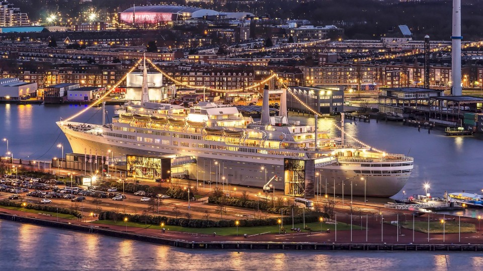 De SS Rotterdam, een voormalig cruiseschip van de Holland-Amerika Lijn.