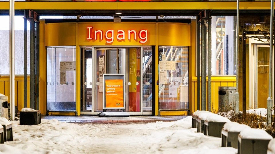 De IKEA langs de A13 in Delft is gesloten, omdat er te veel sneeuw op het dak ligt. 