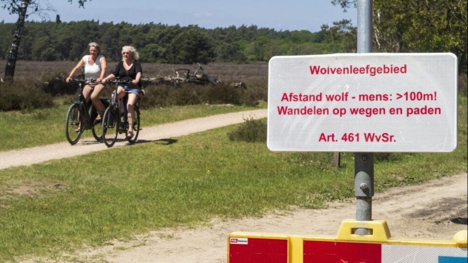 Een bord waarschuwt fietsers voor de wolf