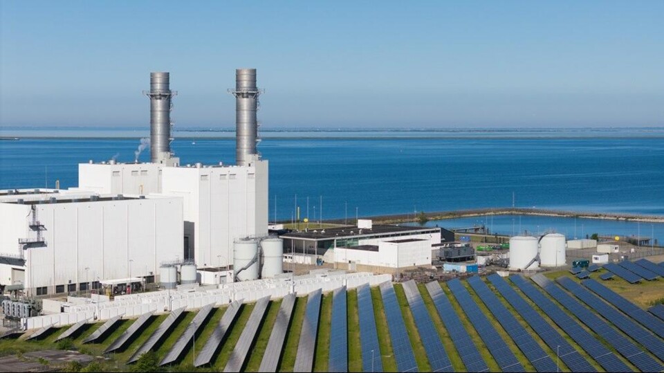 De gasgestookte energiecentrale bij het IJsselmeer, met zonnepanelen en batterijopslag.