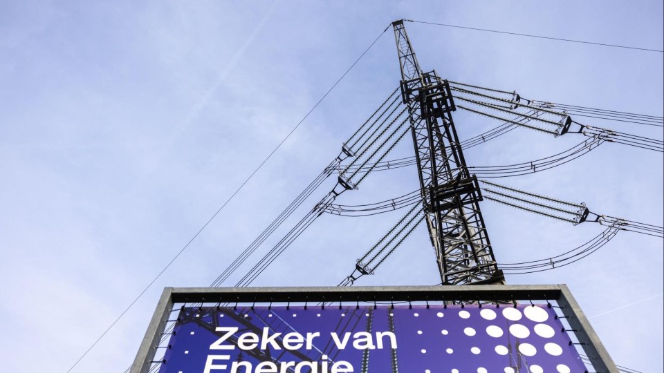 Bord Zeker van Energie onder hoogspanningsmast