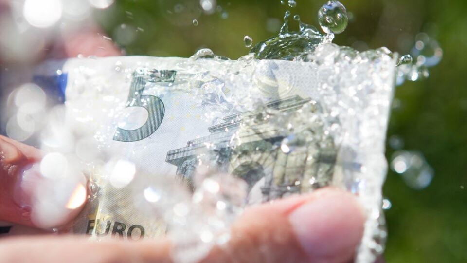 Briefje van 5 euro in water