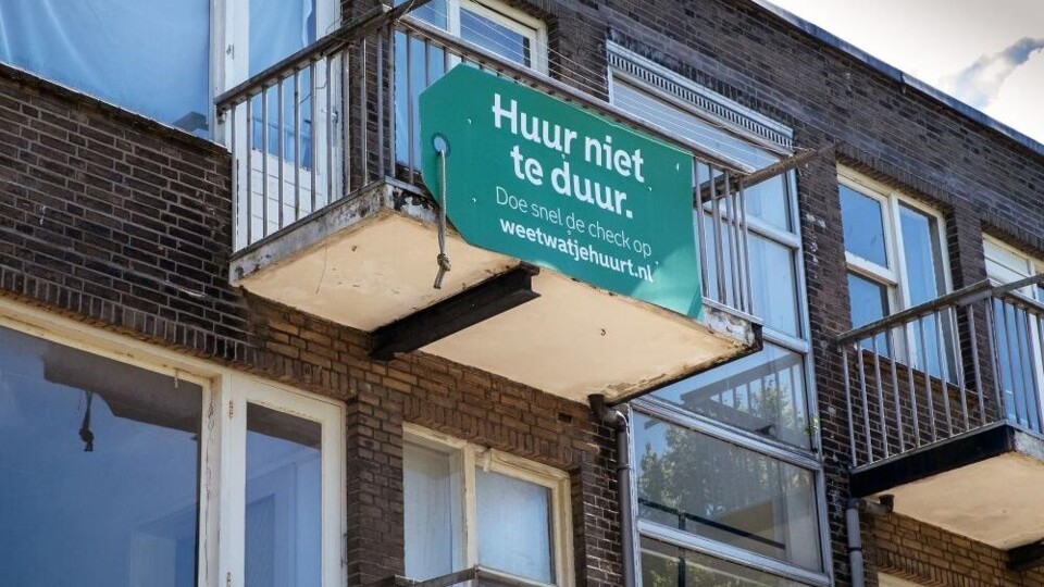 Een huurwoning met een spandoek. De tekst: 'Huur niet te duur'