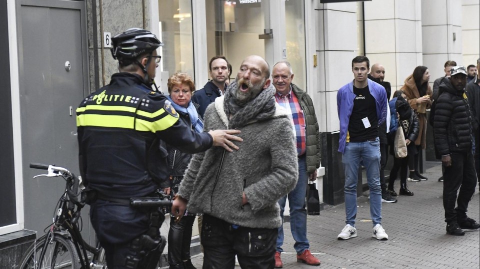 De politie houdt een verwarde man aan in het centrum van Den Haag