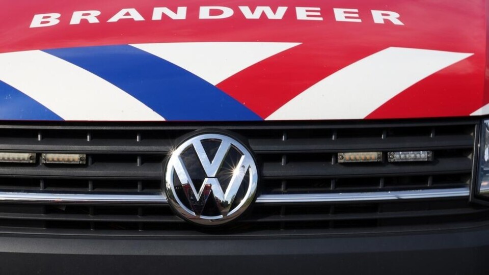 Voorkant van een brandweerauto met Volkswagen-logo en rode, witte en blauwe strepen.