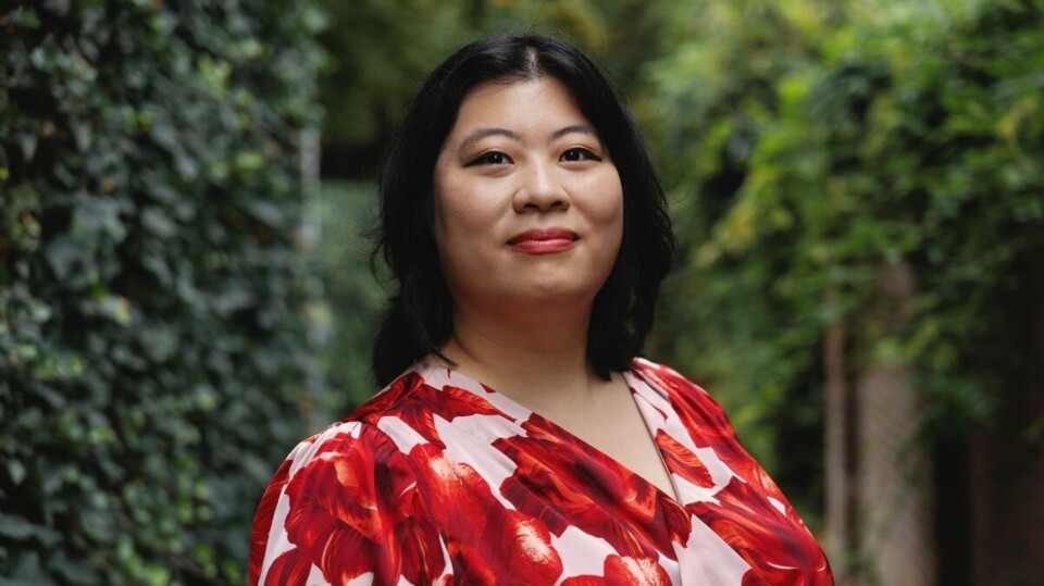 Portret van Cynthia Liem in rood-witte blouse buiten