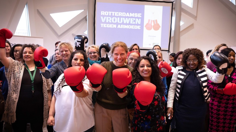 Maart 2022 – Rotterdamse vrouwen maakten samen met voormalig armoedeminister Carola Schouten een statement tegen armoede