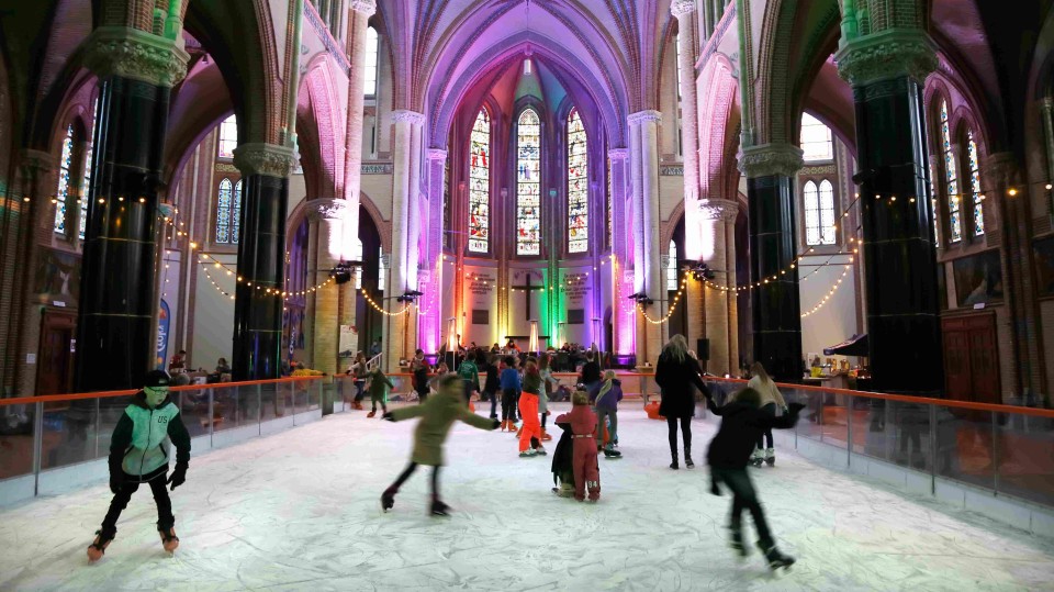 De Gouwekerk in Gouda werd tijdelijk een ijsbaan.