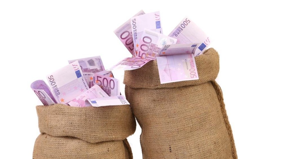 briefgeld van 500 euro in twee grote juten zakken