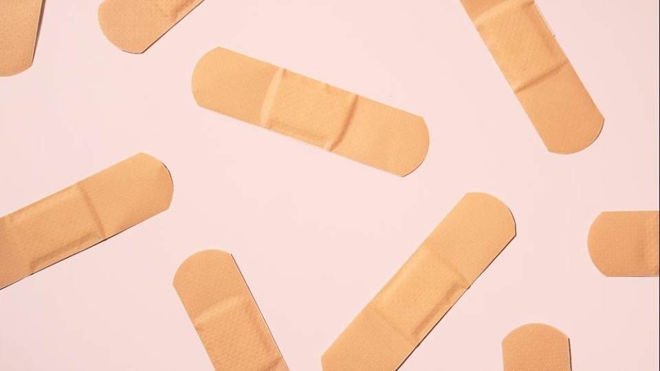 Pleisters op een roze achtergrond