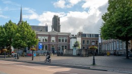 Gemeente moet naar jonge jurist toe