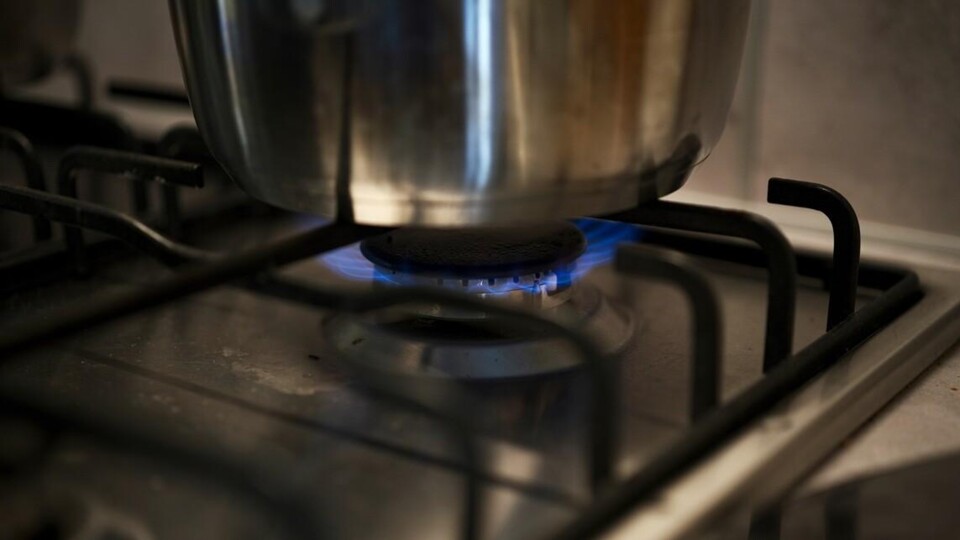Een steelpan op een gaspit.