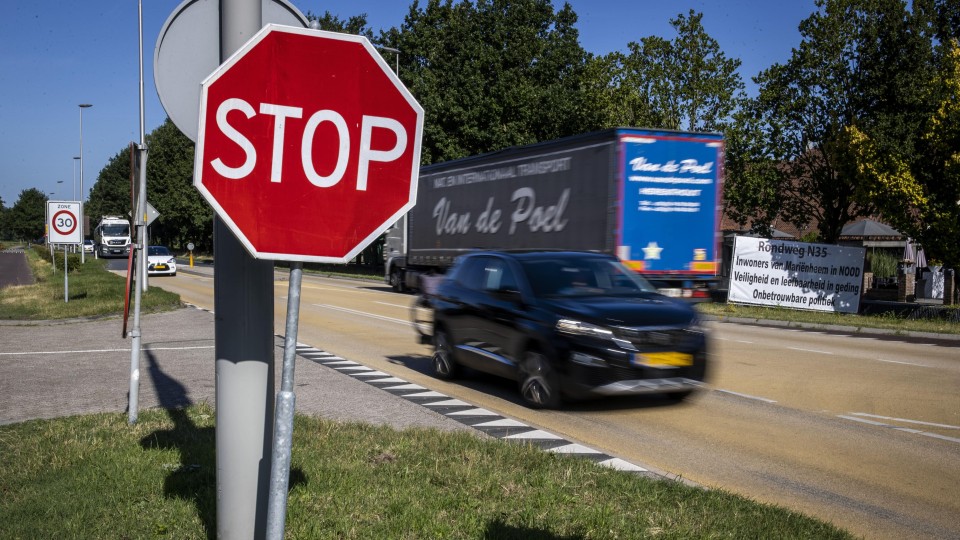 Stopbord langs drukke weg