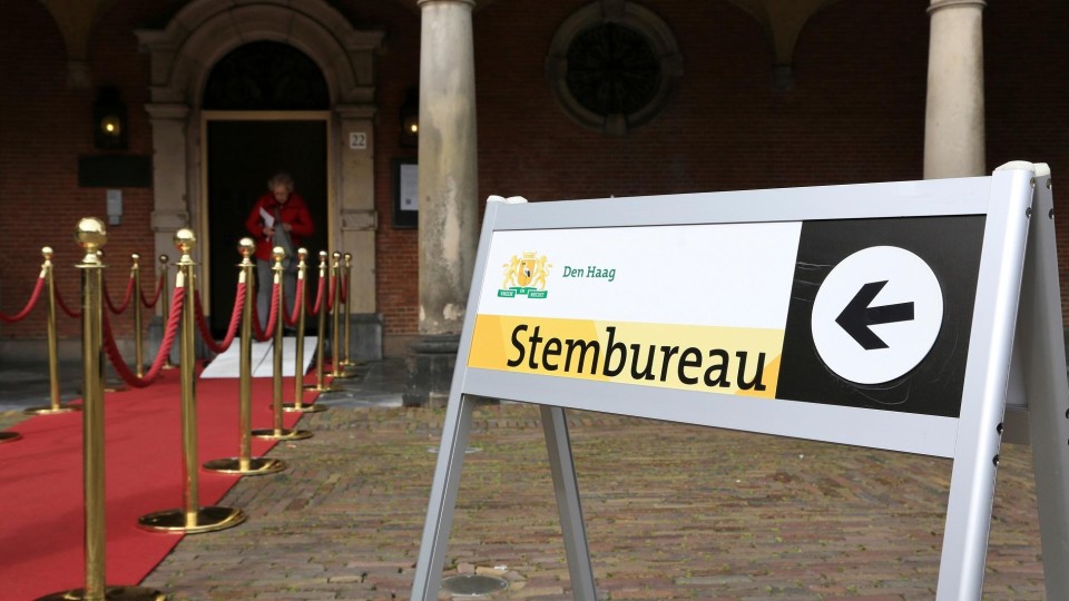 Bord wijst naar stembureau