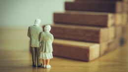 Ouderenbeleid versnipperd en tegenstrijdig