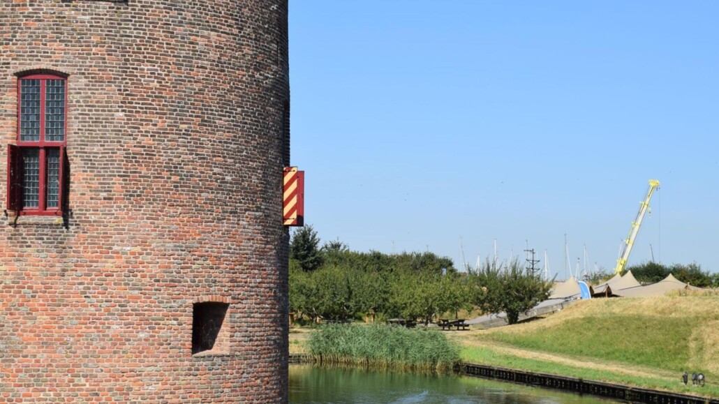  Naast het Muiderslot zie je de werkzaamheden bij de noodpomp