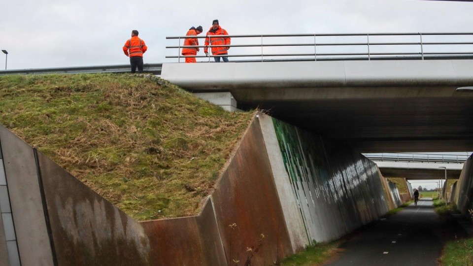 Bij dit viaduct in Leeuwarden ontstonden milieuproblemen na het gebruik van staalslakken als bouwstof.