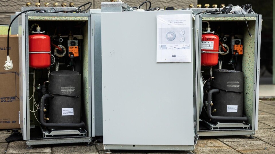 Afgedankte warmtepompen op een stoep in Den Haag, in de zomer van 2025.
