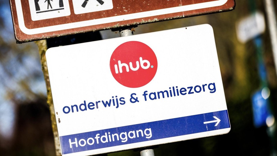 Bord verwijst nar Onderwijs en Familiezorg