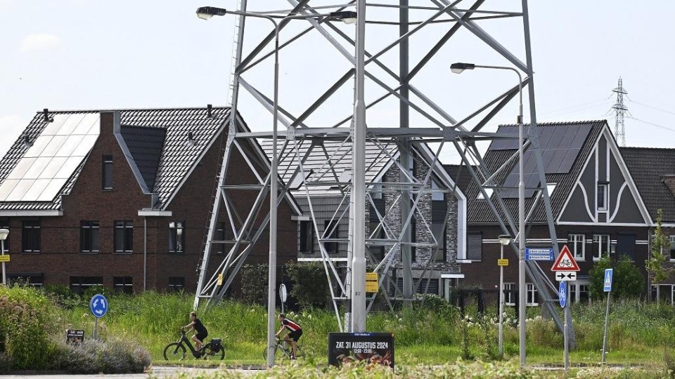 Woningen bij hoogspanningsmast