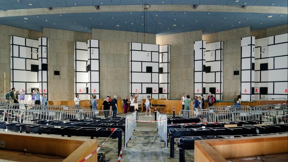De plenaire zaal van de Tweede Kamer, die verbouwd wordt, werd afgelopen weekend één dag opengesteld.