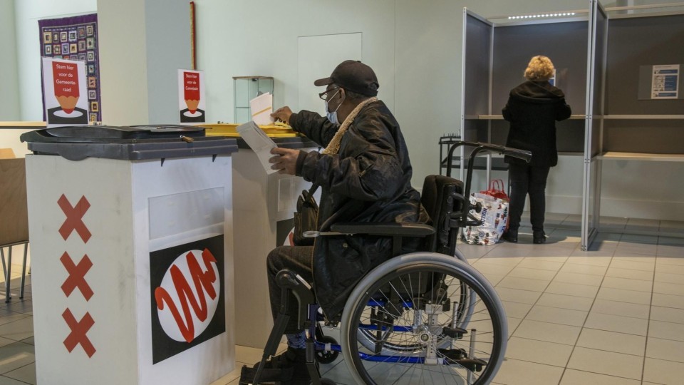 Man in roelstoel stemt in Amsterdam