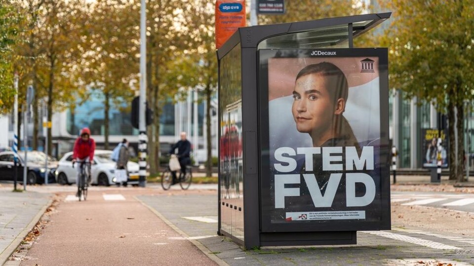 Bushokje met verkiezingsposter van Forum voor Democratie, vrouwelijk portret en tekst 'STEM FVD' in Amsterdam.