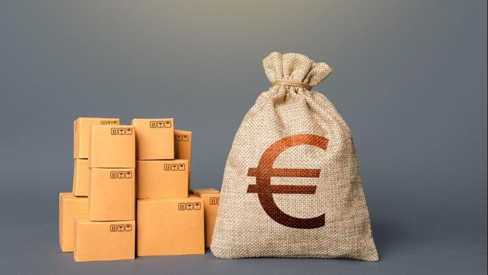 zak geld met verhuisdozen