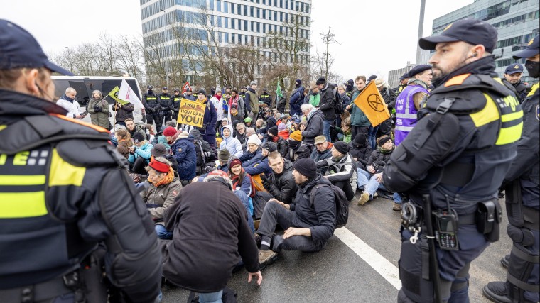 Wegsturen XR demonstranten rechtmatig, verplaatsen niet