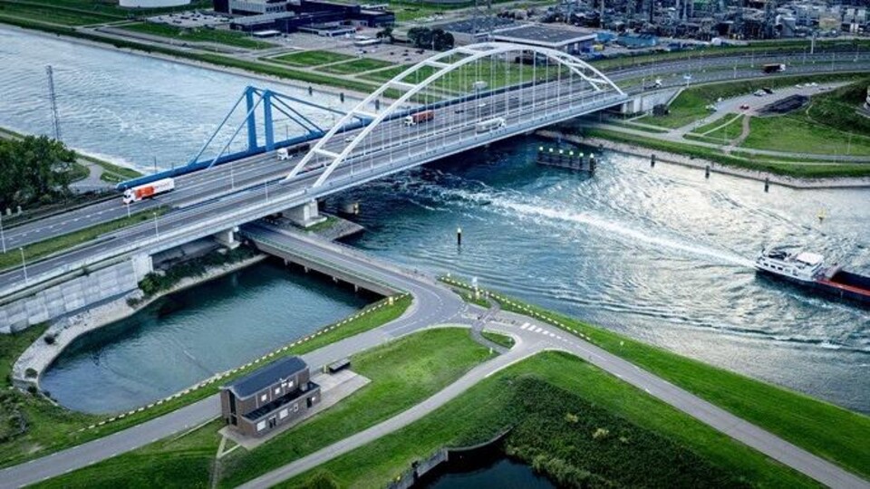 De Suurhoffbrug richting de Maasvlakte moet voorlopig deels dicht, vanwege scheuren.