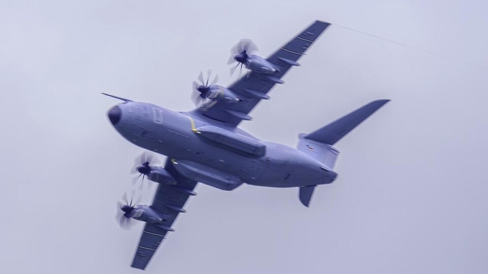 Een Airbus A400M Atlas van de Duitse luchtmacht begin deze maand vlakbij de stad Groningen tijdens NAVO-oefening Falcon Leap.