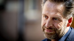 Hugo de Jonge kijkt in de spiegel