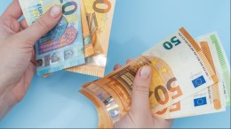 Lonen: vrouwelijke ambtenaar loopt in op man