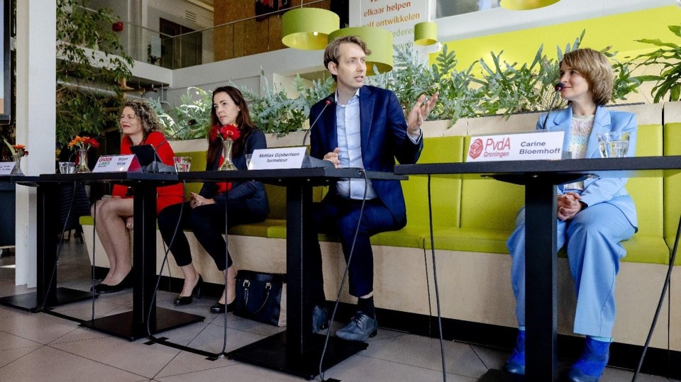 Formateur Mattias Gijsbertsen tijdens de presentatie van het Groninger coalitieakkoord (juni 2022) 