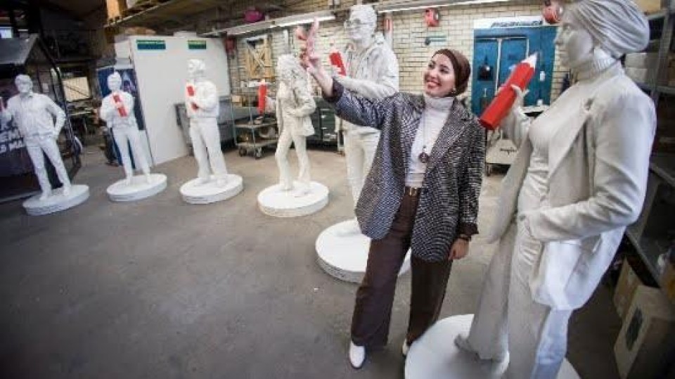 Vrouw maakt selfie met standbeelden