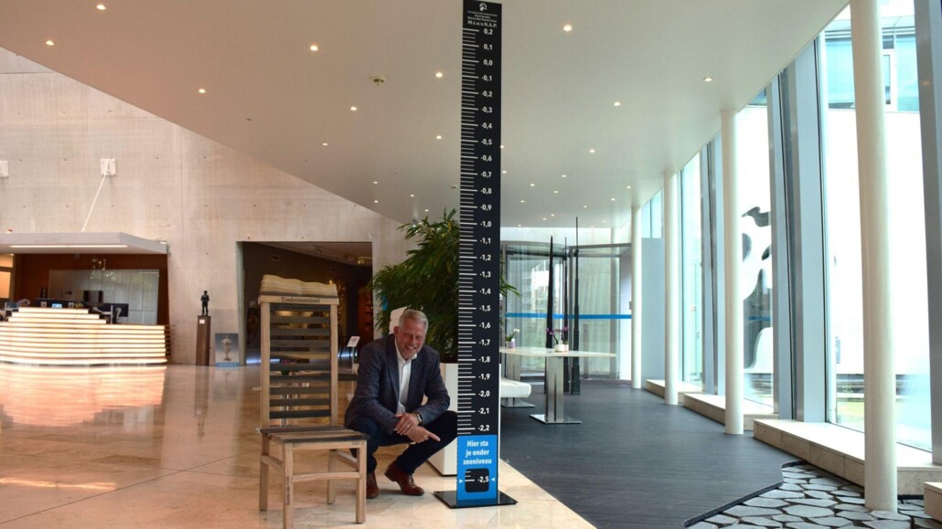 Peilschaal in de hal van het hoofdkantoor van het Hoogheemraadschap. 2,5 meter onder NAP.