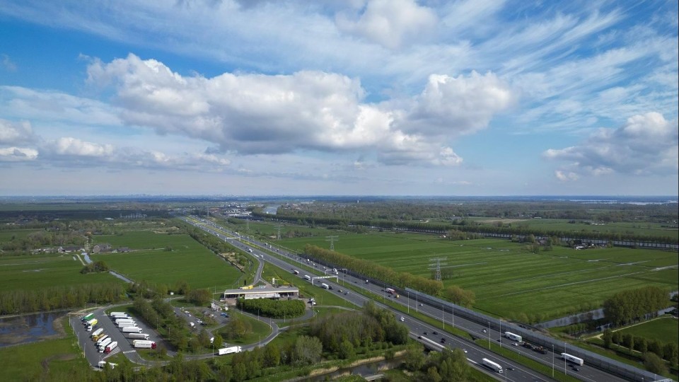 Op een locatie ten westen van de A2, hier te zien op de foto, moet een cruciaal hoogspanningsstation komen.