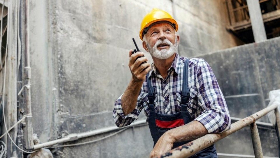 Werkende oudere toezichthouder bouw