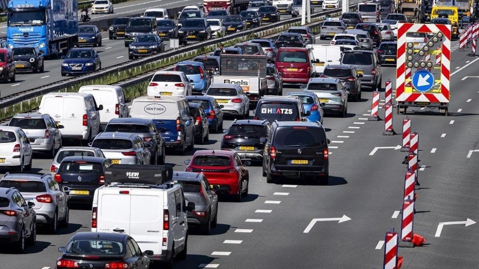 Drukke avondspits op de A10 bij knooppunt Watergraafsmeer.