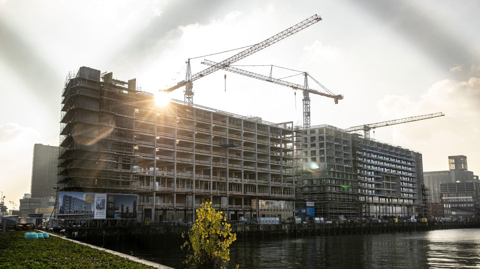 Bouw van een nieuwe woontoren aan de Rijnhaven in Rotterdam, in december 2022.